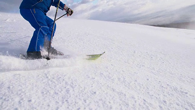 SLO MO滑雪者雕刻下滑雪坡视频素材