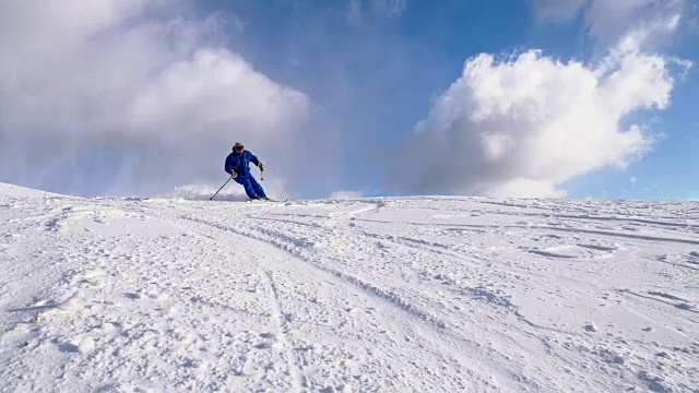 SLO MO Man滑下滑雪坡视频素材