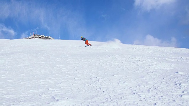 SLO MO滑雪板在镜头前喷雪视频素材