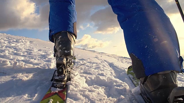 SLO MO滑雪者进入绑定视频素材