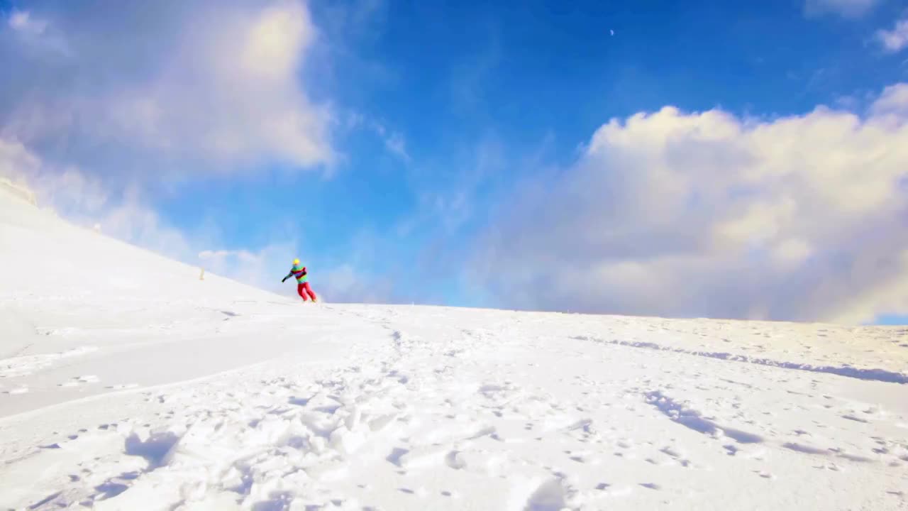 SLO MO女滑雪板在滑雪坡上雕刻视频购买