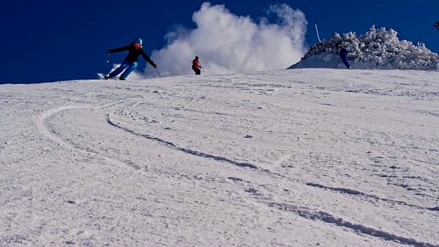 SLO MO人们从滑雪坡上滑雪视频素材