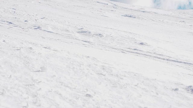 SLO MO女滑雪者对着镜头喷雪视频素材