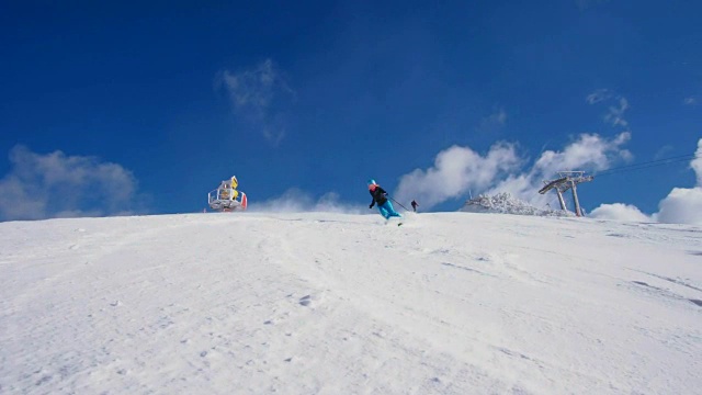 SLO MO滑雪者对着镜头喷雪视频素材