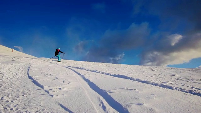 SLO MO女人有乐趣滑下滑雪坡视频素材
