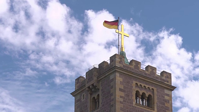 特写的瓦特堡城堡塔与德国国旗视频下载