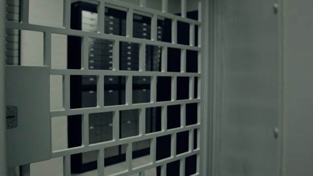 银行。保安打开了通往存放保险箱的房间的门视频素材