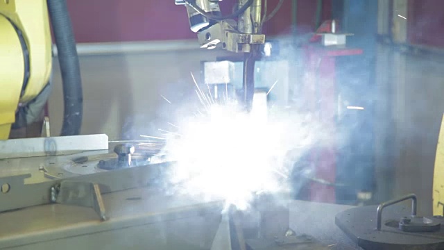 美国一家工厂的自动化焊接系统的强光。视频素材