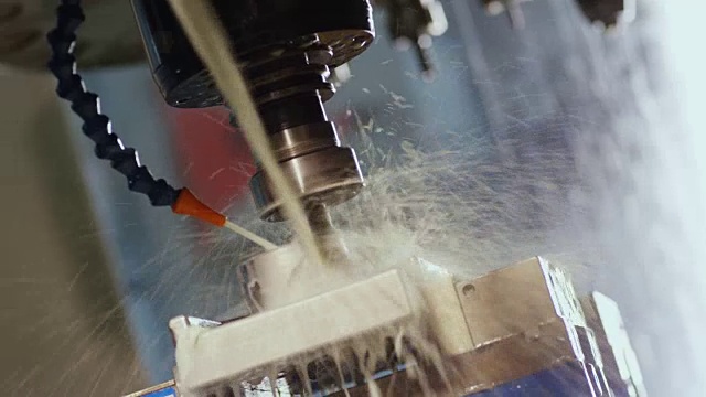 在美国的一家制造工厂使用CAD和液压技术加工一个零件。视频素材