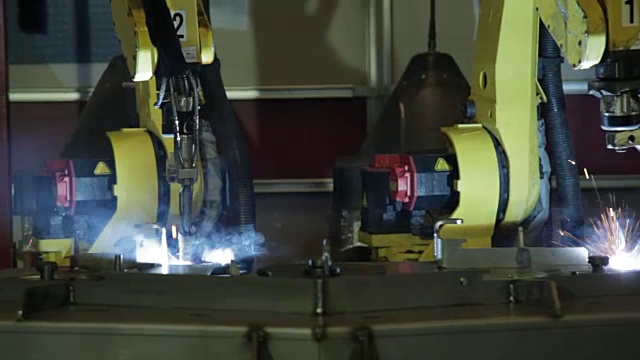 在一个美国制造设施的机器人焊接的特写。视频素材