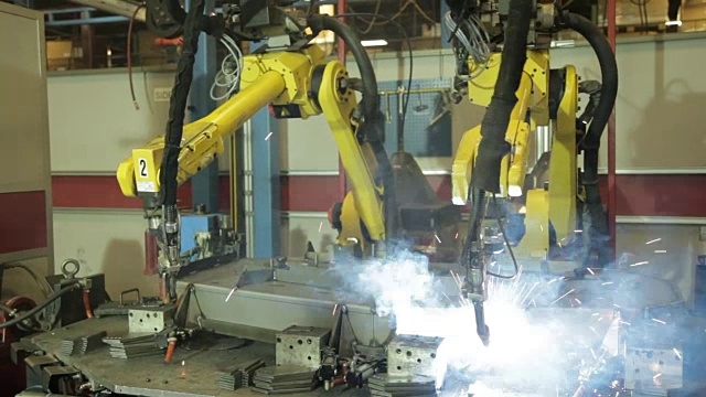 机器人手臂在美国一家制造工厂焊接钢铁部件。视频素材