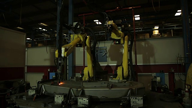 美国一家制造工厂装配线上的自动化焊接。视频素材