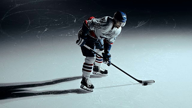 冰球运动员用一根棍子击打冰球视频素材