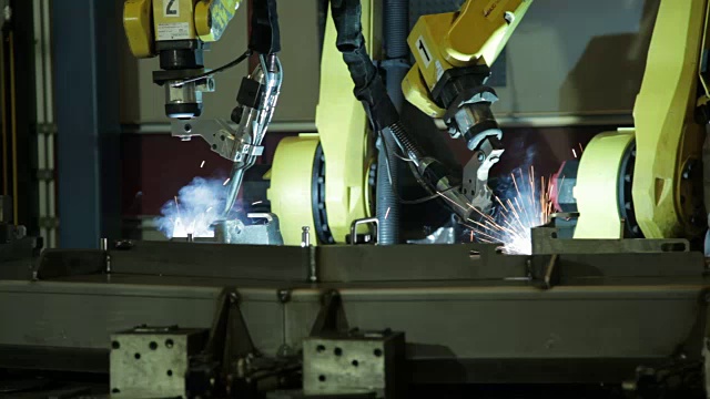 美国一家制造工厂的装配线上焊接着零件。视频素材