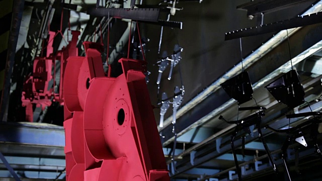钢铁部件在美国一家制造工厂的装配线上流动。视频素材