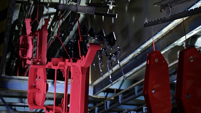 钢铁部件在美国一家制造工厂的装配线上流动。视频素材