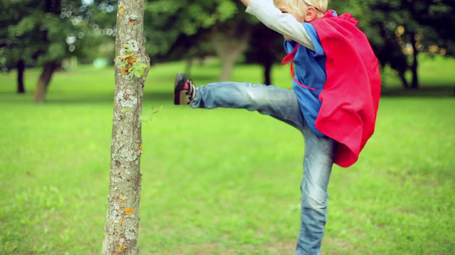 小超人在和树打架。视频素材
