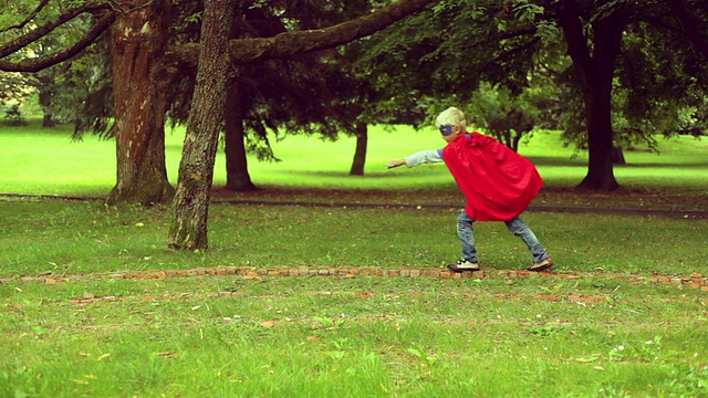 小超人在公园里跑步。视频素材