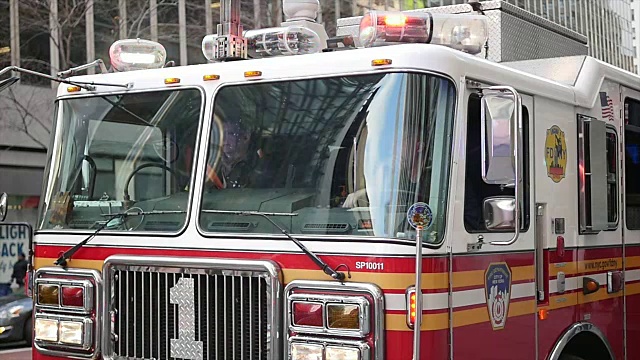 消防车接到市内紧急呼叫纽约市消防局的车辆视频素材