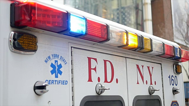 救护车停在纽约街头。紧急服务车辆。公共安全背景视频素材