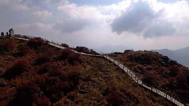 奇里桑国家公园的云和野丹山山顶的秋色和道路景观视频素材