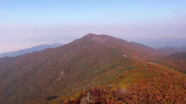 奇里桑国家公园秋色斑斓的野戈丹山顶景观视频素材