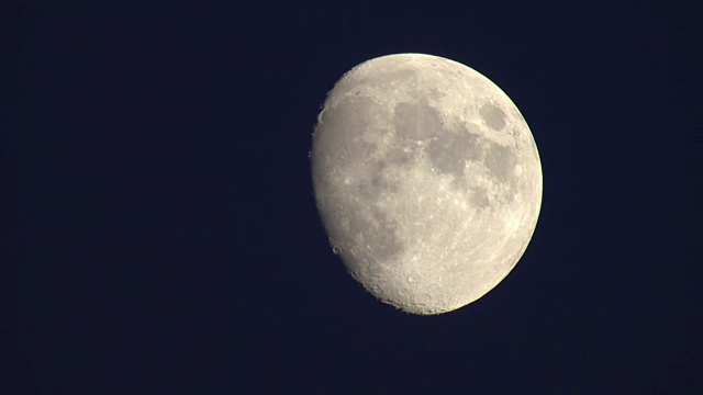 特写地球的月亮在娥眉月相。视频素材