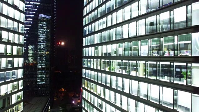 现代办公大楼玻璃幕墙在杭州晚上4k视频素材