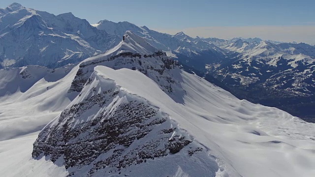 空中拍摄的雪覆盖的岩石勃朗峰视频素材