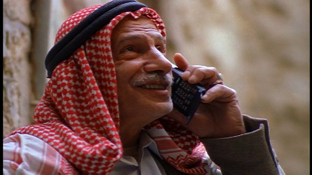 近距离观察一名巴勒斯坦中年男子在户外(耶路撒冷老城)打电话视频下载