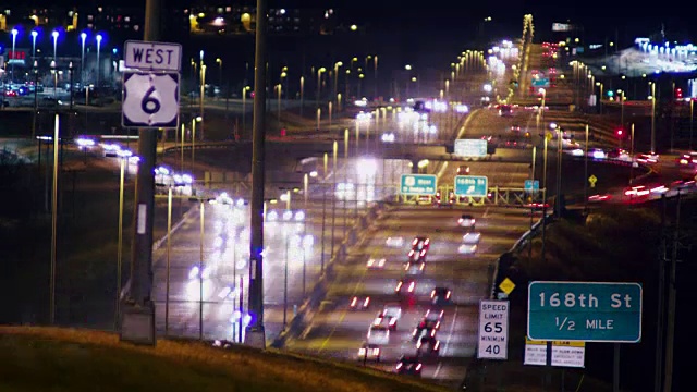 时光流逝，多车道高速公路“西6号”上的夜间交通繁忙。视频素材
