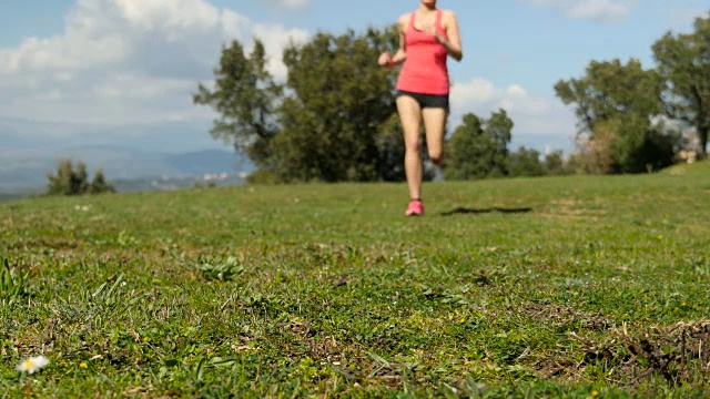 女跑步者接近相机视频素材