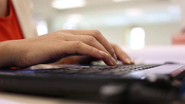 女人用手敲键盘电脑视频素材