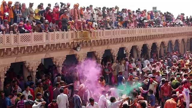 人们在印度一座寺庙里庆祝胡里节，印度教的色彩节视频下载