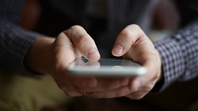 一个年轻人用手指在智能手机上发短信视频素材