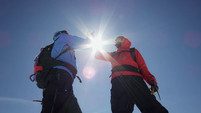 登山者在山顶上欢呼视频素材