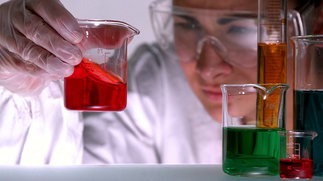 科学家在烧杯里旋转红色液体视频素材