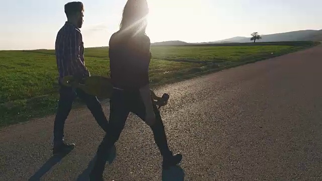 朋友们踩着滑板散步视频素材