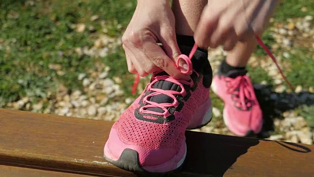 女运动员系粉红色的运动鞋视频素材