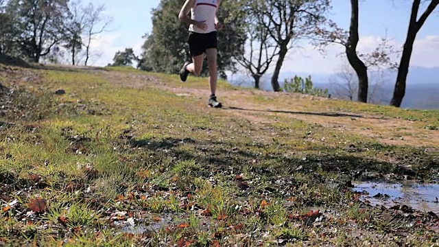 男运动员在森林小径上跑步视频素材