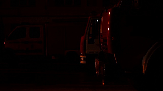晚上有消防车和消防员视频素材