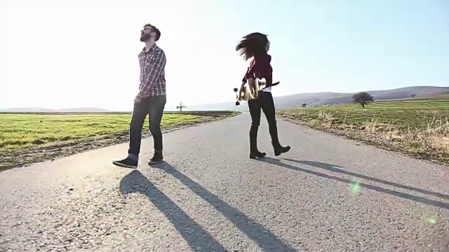 一对兴高采烈的滑冰夫妇在街上视频素材