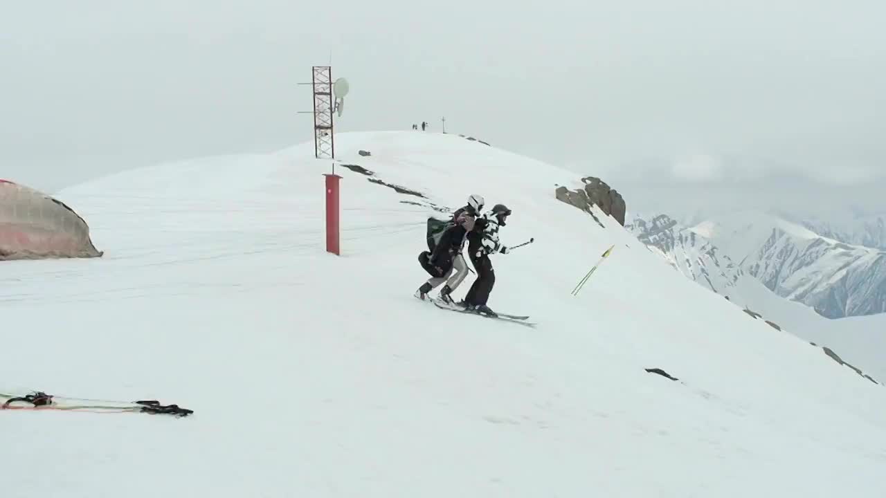 在滑雪公园玩滑翔伞视频素材