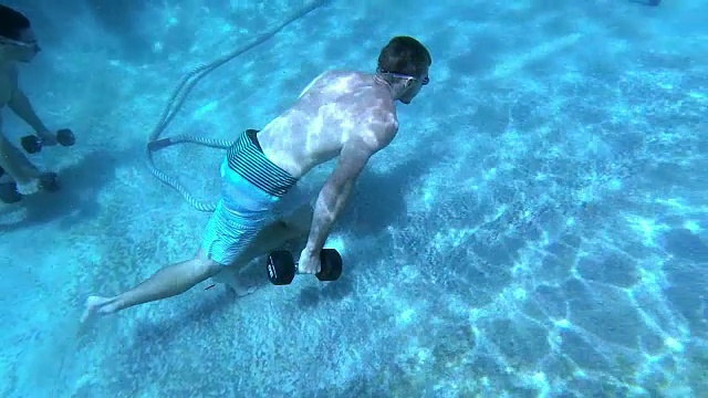 两个体操运动员在游泳池里锻炼视频下载