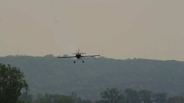 慢镜头空军国民警卫队军用螺旋桨特技飞机在尾部旋转，俯冲;飞行员在最后一刻退出了。视频下载