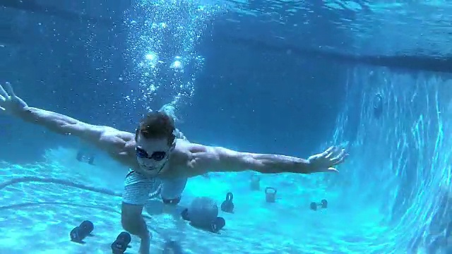 男运动员在游泳池里进行体育锻炼视频下载