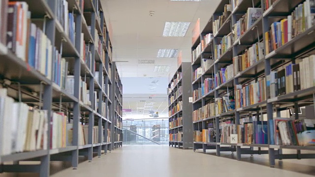 一个空的公共图书馆视频素材