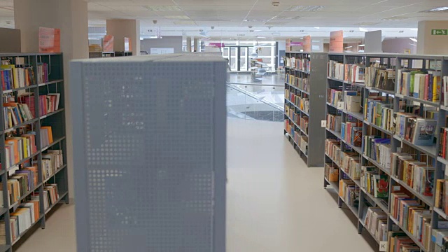 公共图书馆白天空荡荡的视频下载