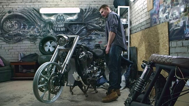 机械师检查一辆未完工的摩托车视频下载
