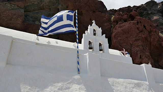 希腊圣托里尼圣尼古拉斯教堂的旗帜飘扬视频下载